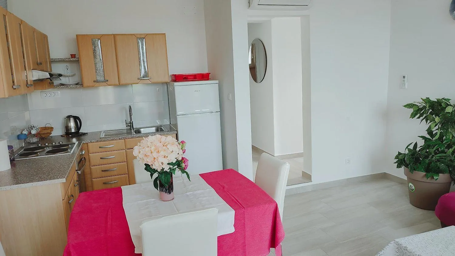 Charmantes Apartment Nur 700 Meter Zum Strand Mit Terrasse Und Balkon Rovinj