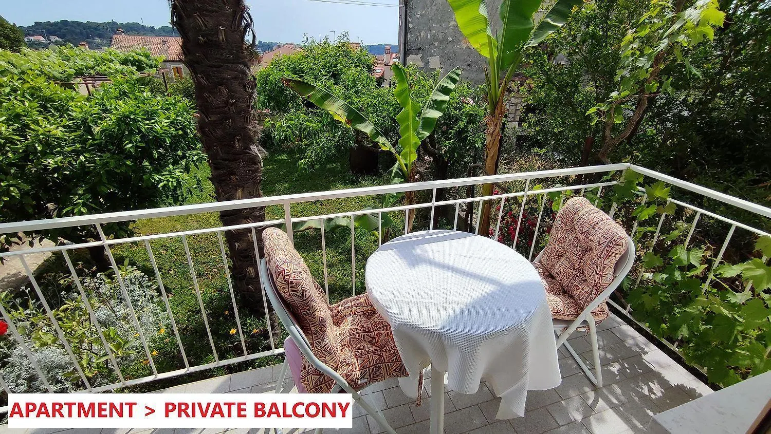 Charmantes Apartment Nur 700 Meter Zum Strand Mit Terrasse Und Balkon Rovinj 0*,