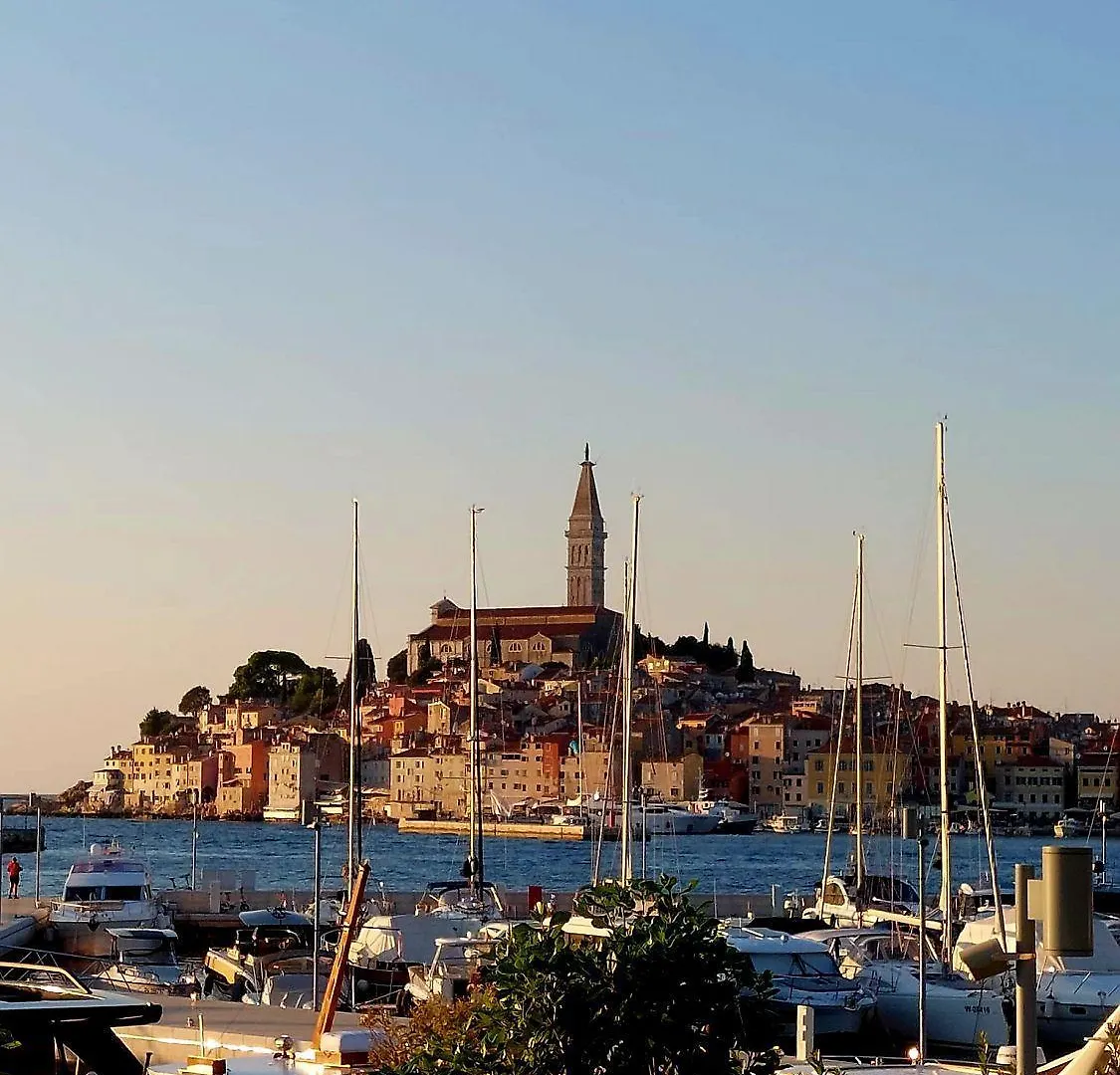 Charmantes Apartment Nur 700 Meter Zum Strand Mit Terrasse Und Balkon Rovinj Croatie